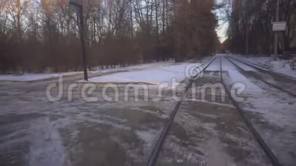 乘坐现代有轨电车穿过冬季公园视频的预览图