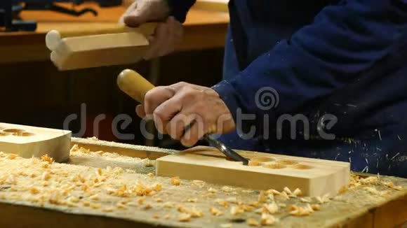 木雕人类的手凿一块木头视频的预览图