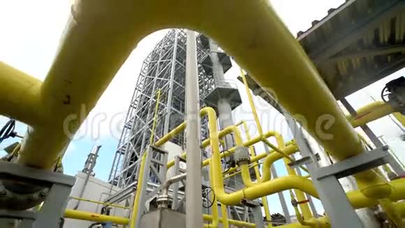 煤气厂的黄色管道滑球射击视频的预览图