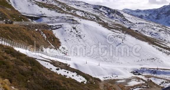 冬季早期滑雪场电梯骑行日时间4k西班牙内华达州视频的预览图