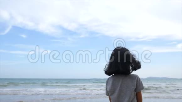 慢动作亚洲小女孩在海滩上玩耍视频的预览图