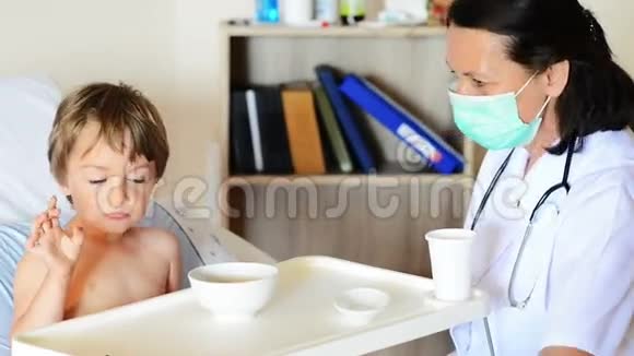 医生和小男孩在诊所视频的预览图