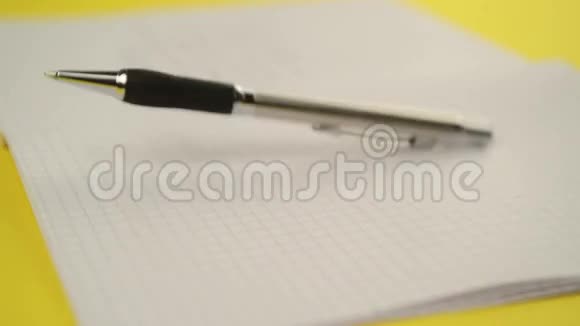 铅笔滴在空白笔记本上视频的预览图