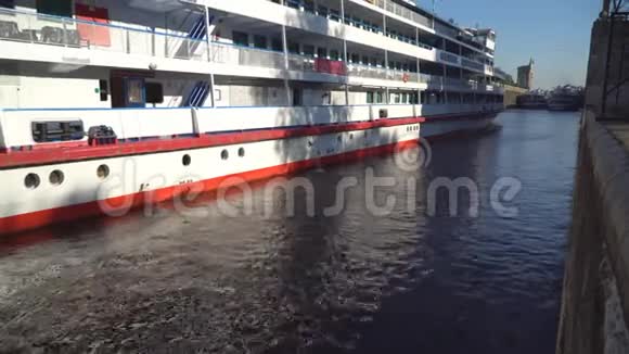 船只和驳船通过河闸沿运河移动视频的预览图