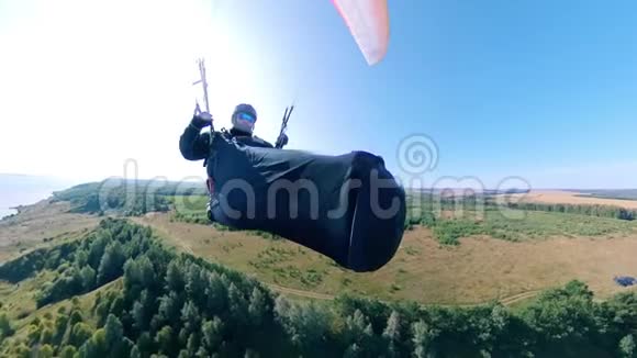 人类用滑翔机在天空中飞翔视频的预览图