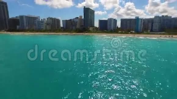 空中接近迈阿密海滩4k无人机视频的预览图
