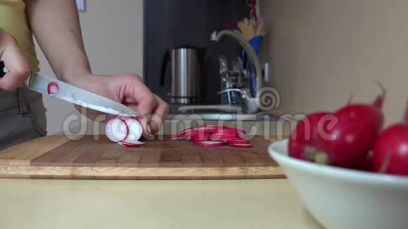 手切萝卜在砧板厨房蔬菜营养视频的预览图
