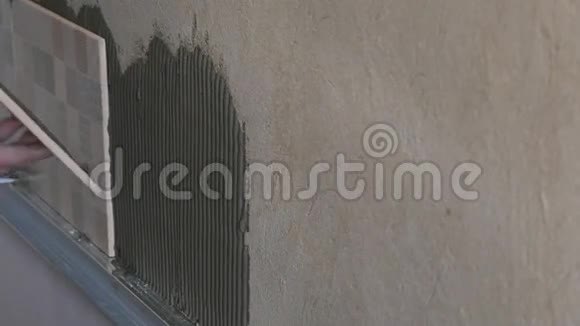 在墙上贴瓷砖的工人视频的预览图