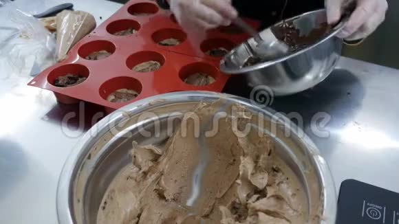 用巧克力奶油填充硅饼模具的糖果视频的预览图