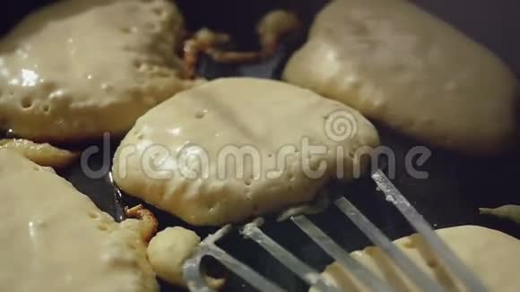 自制的煎饼在煎锅上慢动作1920x1080视频的预览图