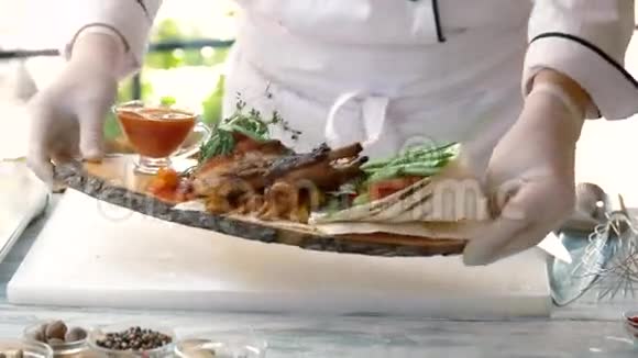 厨师拿着熟食视频的预览图