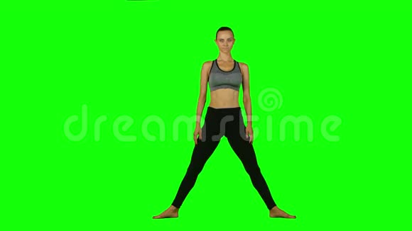女性做瑜伽绿色屏幕视频的预览图