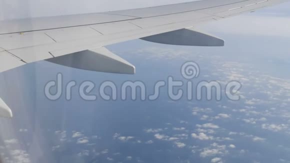 飞机的机翼飞过云层视频的预览图