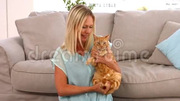 快乐的金发女郎和她的猫视频的预览图