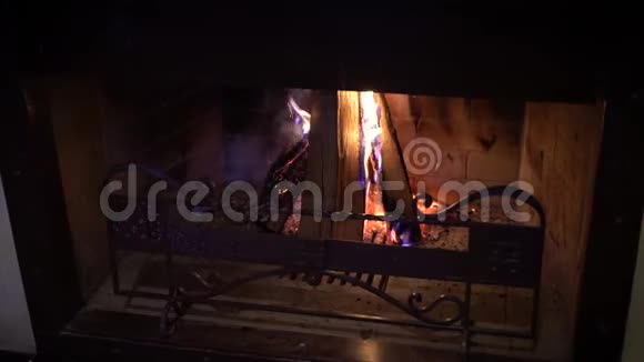 在黑暗的壁炉里烧木头视频的预览图