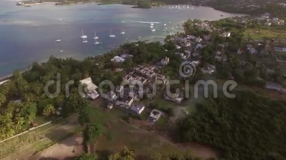 毛里求斯岛和海湾内的游艇鸟瞰视频的预览图