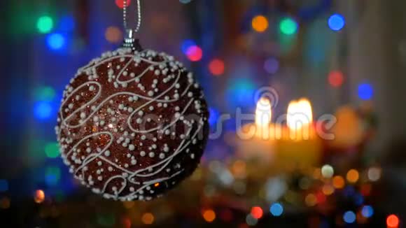 漂亮的红球新年和圣诞装饰品燃烧蜡烛闪耀的加兰背景模糊视频的预览图