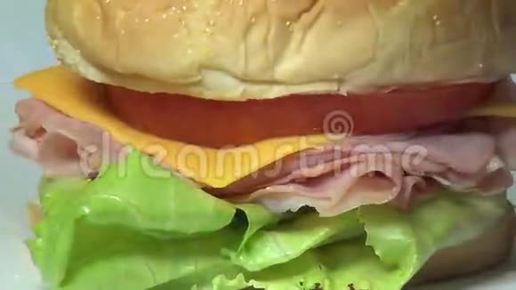火腿奶酪三明治午餐垃圾食品快餐视频的预览图