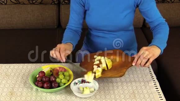 孕妇手切梨和桃子做水果沙拉视频的预览图
