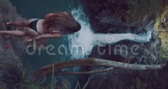 年轻美丽的游客参观巴厘岛的阿陵瀑布视频的预览图