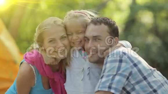 在森林里度假的幸福家庭画像视频的预览图