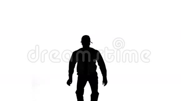 一个男人在白色背景下双手叉腰跳跃的剪影视频的预览图
