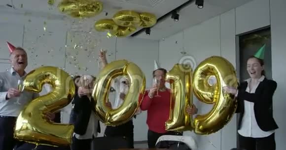 商界人士庆祝2020年新年视频的预览图