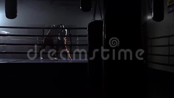 两个人在擂台上打架慢动作视频的预览图