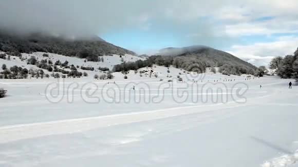 单档滑雪和冬季风景视频的预览图