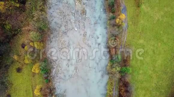 喀尔巴阡山脉一条山河的高空俯视图视频的预览图