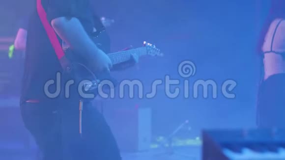 吉他手和乐队在舞台上表演视频的预览图