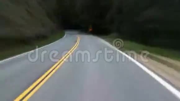 在蜿蜒的乡村道路上超速行驶视频的预览图