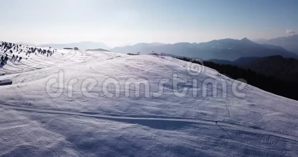 冬季蒙特波拉滑雪区的无人机空中景观奥罗比阿尔卑斯山伯加莫视频的预览图