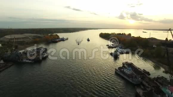 萨马拉市码头的空中镜头视频的预览图