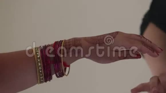 印度女人戴着手镯视频的预览图