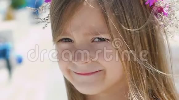 一个可爱的微笑女孩的肖像手里拿着一束花慢慢地视频的预览图