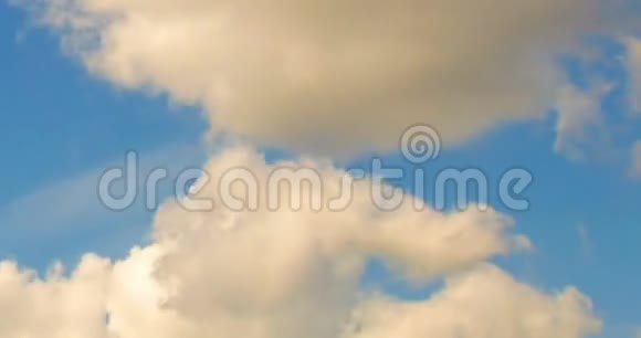 时间流逝白云在蓝天上飞过黄野视频的预览图