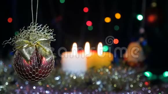 新年和圣诞装饰品燃烧蜡烛闪耀的加兰背景模糊漂亮的红球视频的预览图