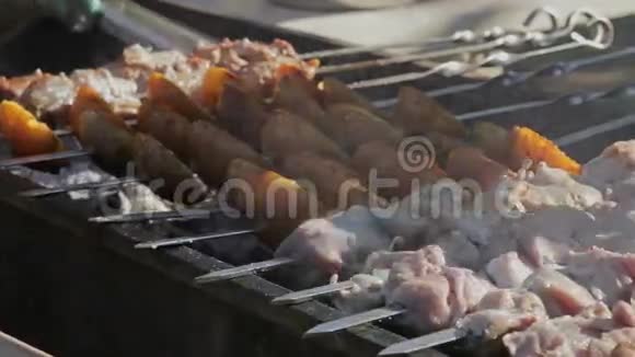 烧烤餐和蔬菜露天烧烤视频的预览图