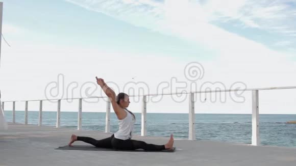 沙滩上运动的女子训练画像视频的预览图