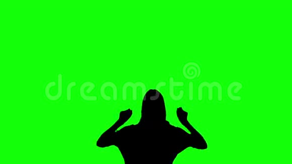 一个女人在绿色屏幕上跳跃和举起手臂的剪影视频的预览图