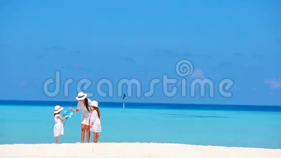 美丽的热带海滩景观一家人在白色享受暑假视频的预览图