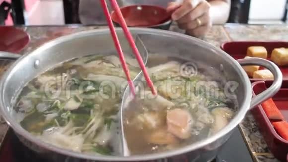美味的火锅涮菜和海鲜视频的预览图