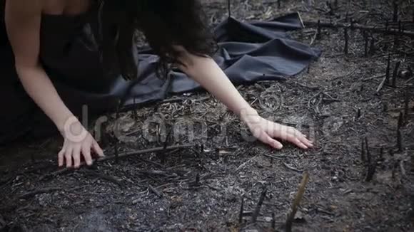 人和垂死的自然生态概念视频的预览图