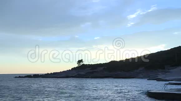 黑山落日石滩上的树视频的预览图