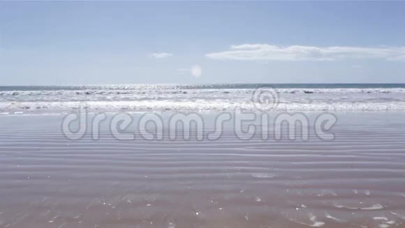 在罗沙百新哈海滩的大西洋海岸低潮海景视频的预览图