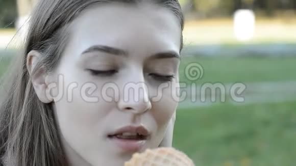 一位年轻的美女拿着冰淇淋的肖像视频的预览图