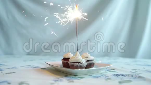 带蝴蝶结和蜡烛的纸杯蛋糕生日快乐卡节日贺卡视频的预览图