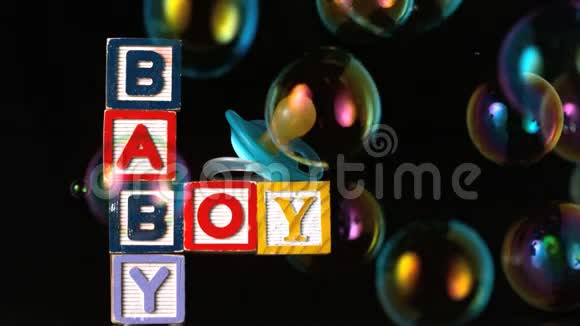 气泡在婴儿积木上移动黑色背景下蓝色平滑视频的预览图