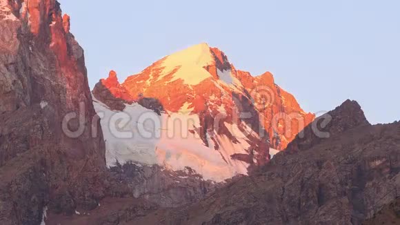 黎明时的高山冰川帕米尔塔吉克斯坦时间视频的预览图